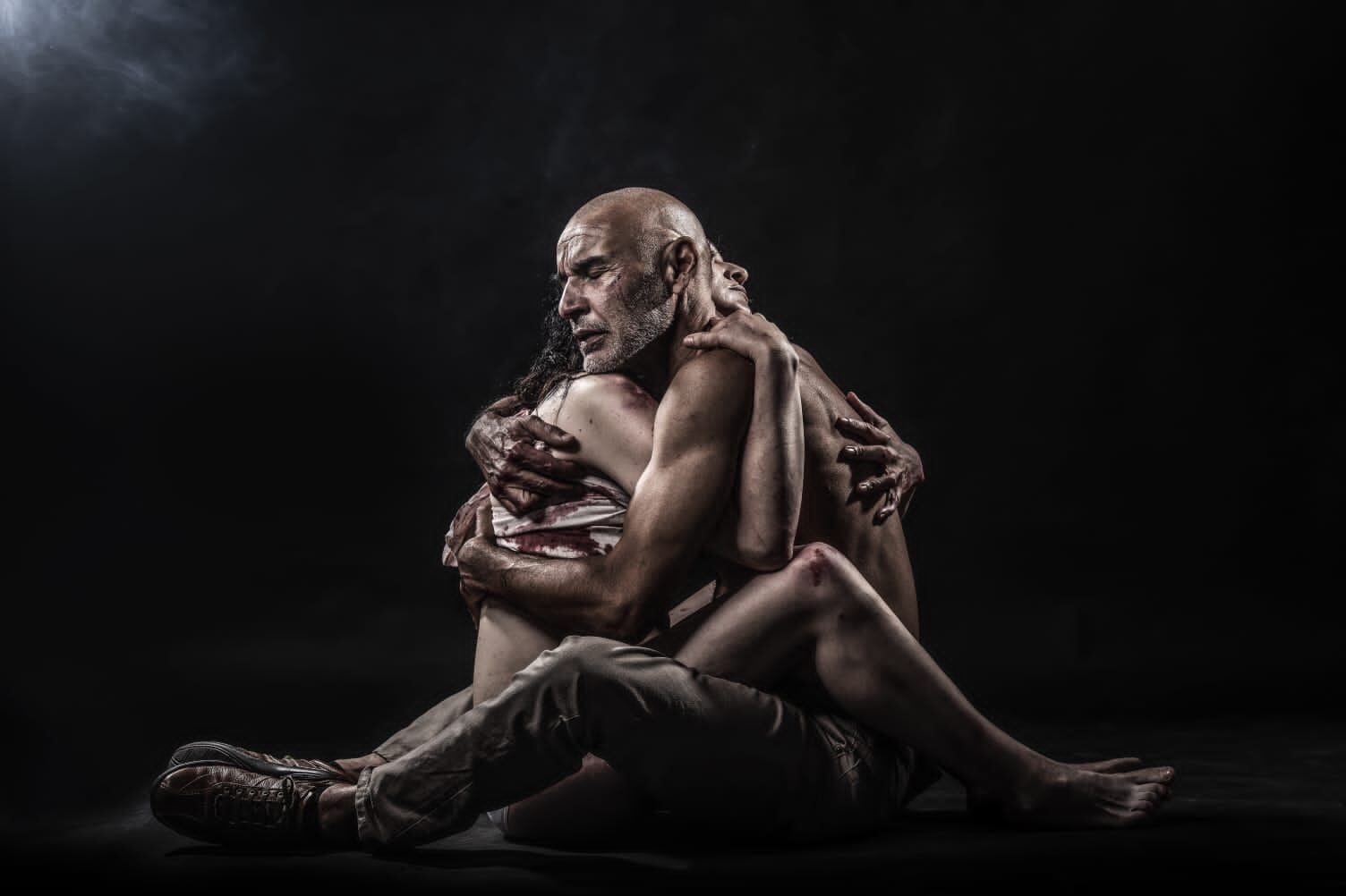 Andrea Martínez y Alejandro Robles en escena.