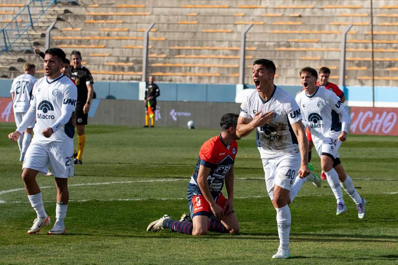 El paraguayo Iván Villalba festeja el gol del empate de Independiente