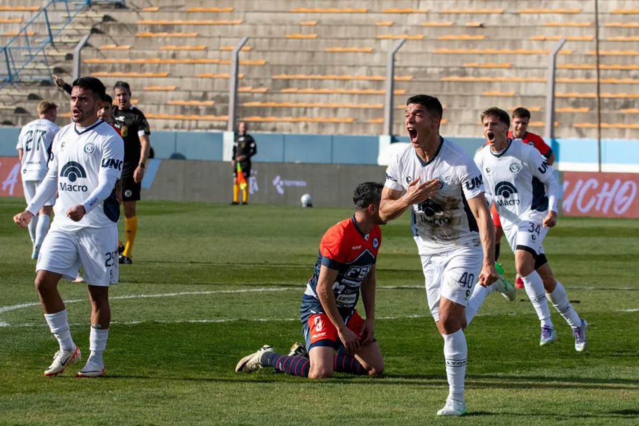 El paraguayo Iván Villalba festeja el gol del empate de Independiente