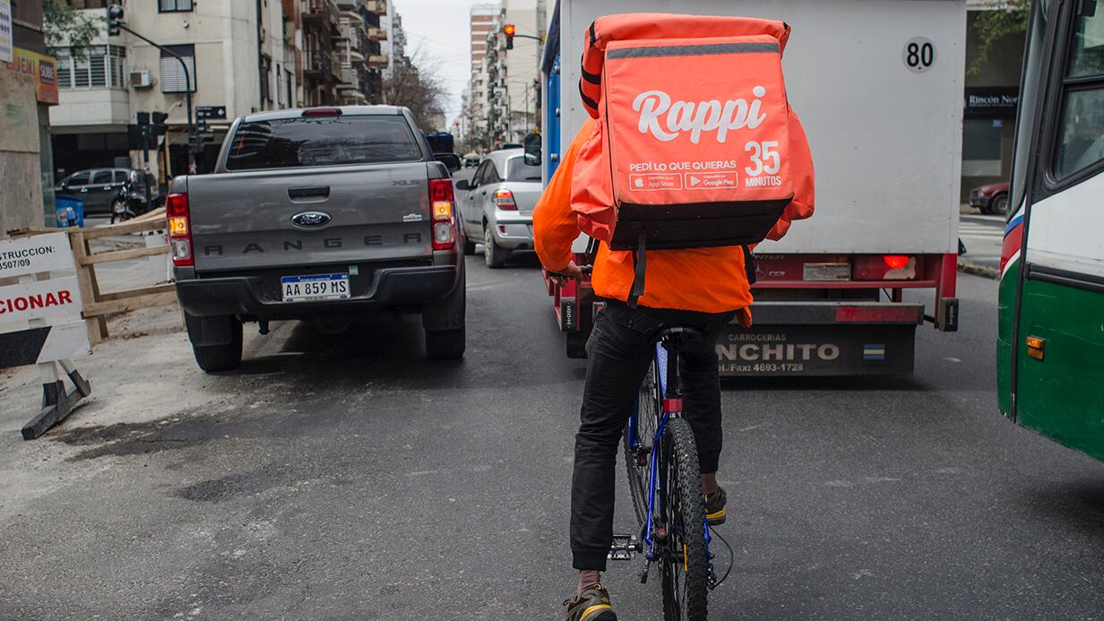 Rappi, Pedidos Ya y Glovo reclutan a personas en moto o bicicleta a través de una aplicación. 