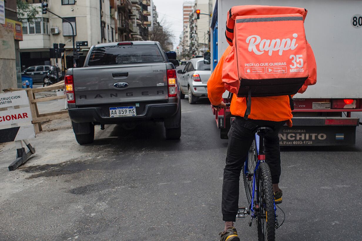 Rappi, Pedidos Ya y Glovo reclutan a personas en moto o bicicleta a través de una aplicación.