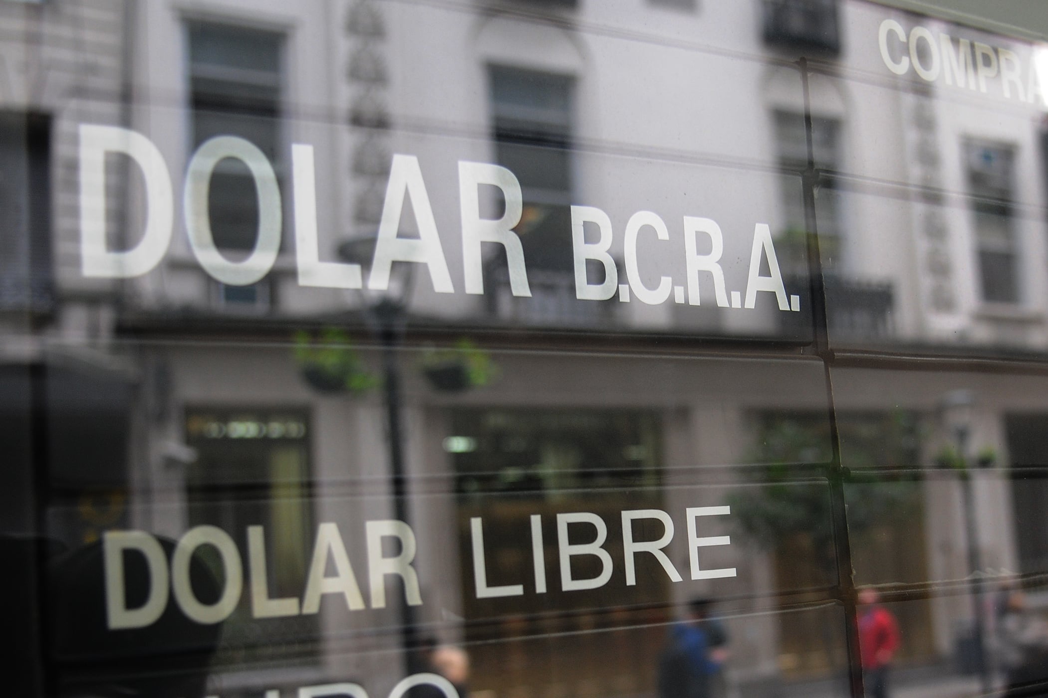La divisa oficial avanzó más de 30 pesos en un solo día.