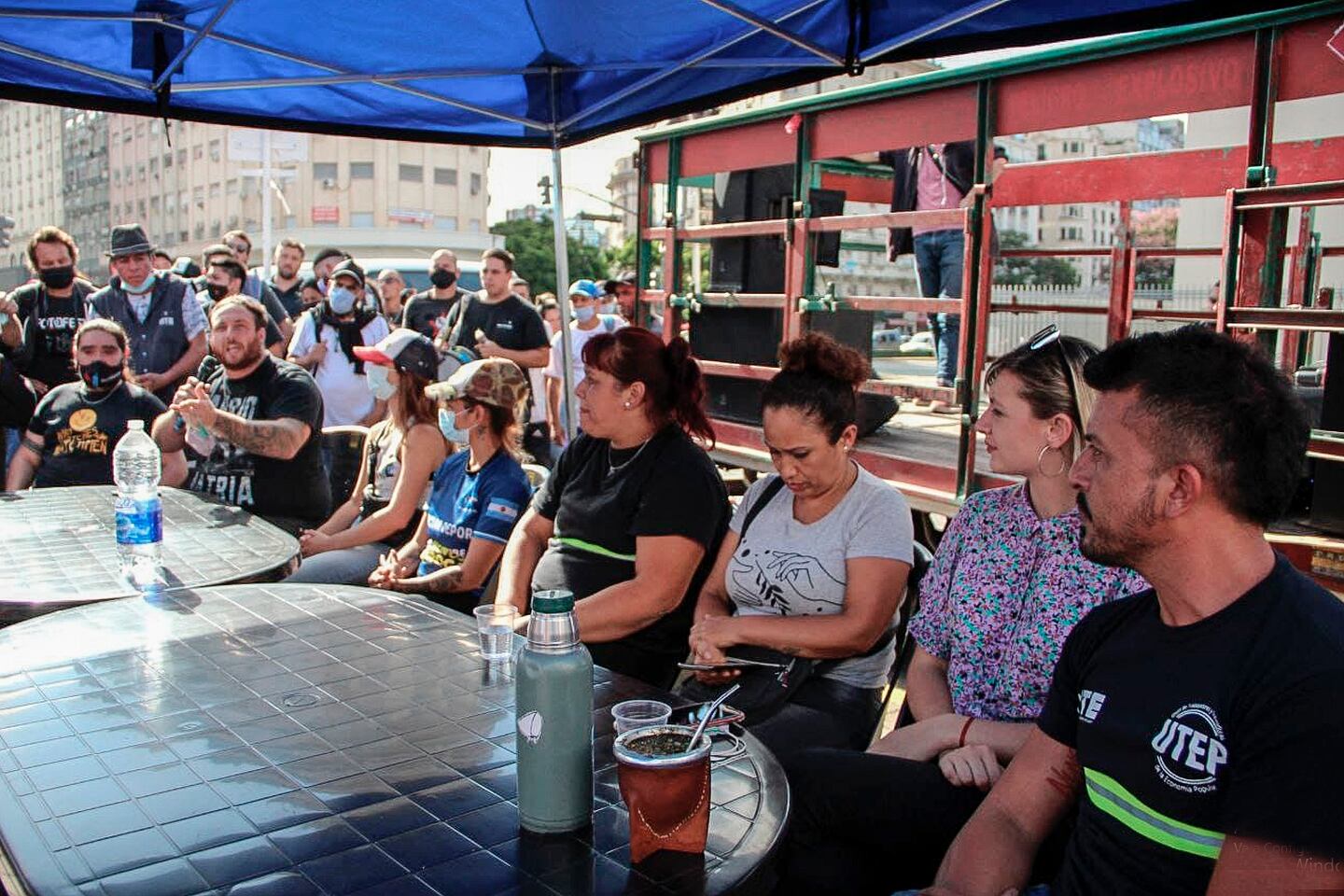 Referentes sociales brindaron una conferencia de prensa en el obelisco.