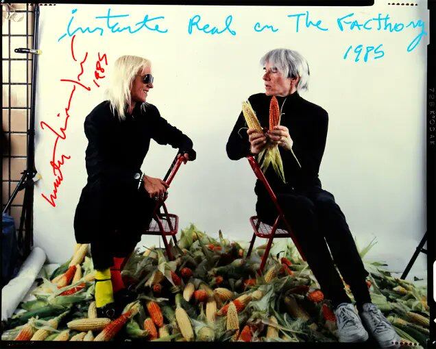 Marta Minujín y el célebre Andy Warhol, en una foto de 1985, que ahora la artistas plástica argentina va a subastar. (Foto: Enigma/Marta Minujín)