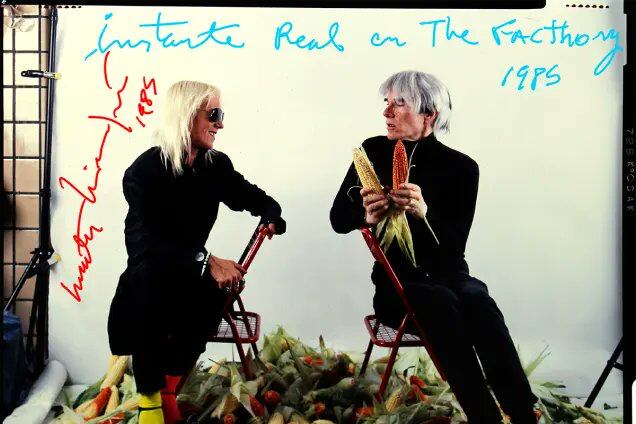 Marta Minujín y el célebre Andy Warhol, en una foto de 1985, que ahora la artistas plástica argentina va a subastar. (Foto: Enigma/Marta Minujín)