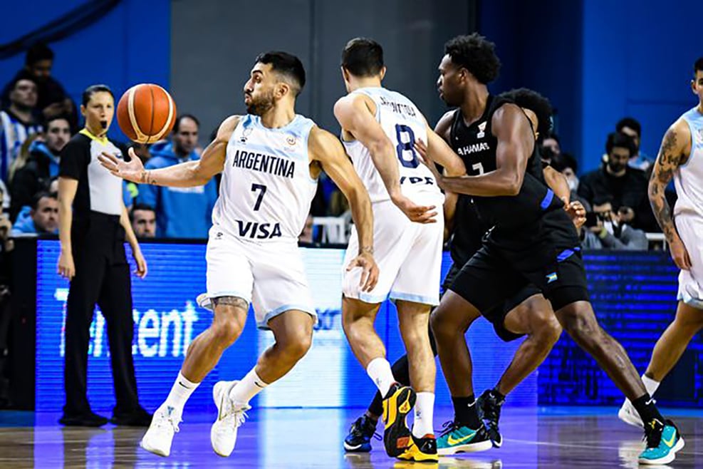 Campazzo juega la pelota en la victoria ante Bahamas.