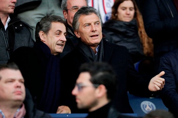 Los expresidente Nicolas Sarkozy y Mauricio Macri, en el estadio Parque de Los Príncipes.