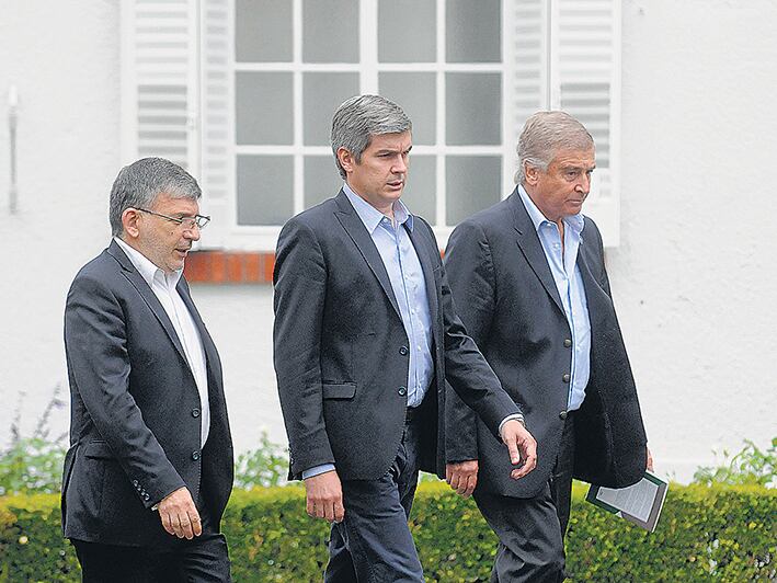 Marcos Peña y Oscar Aguad, junto a Jorge Grecco, instantes antes de la conferencia de prensa.