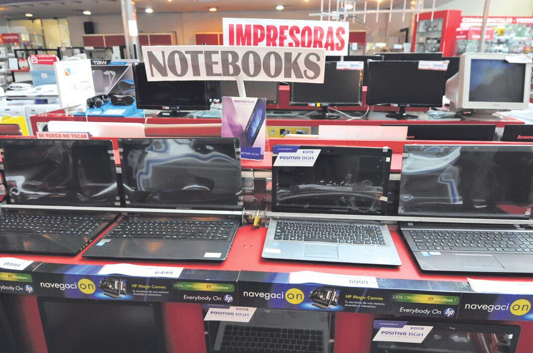Las cámaras del sector advierten que están en riesgo las 10 mil fuentes de trabajo dedicadas a la fabricación de productos informáticos en todo el país.