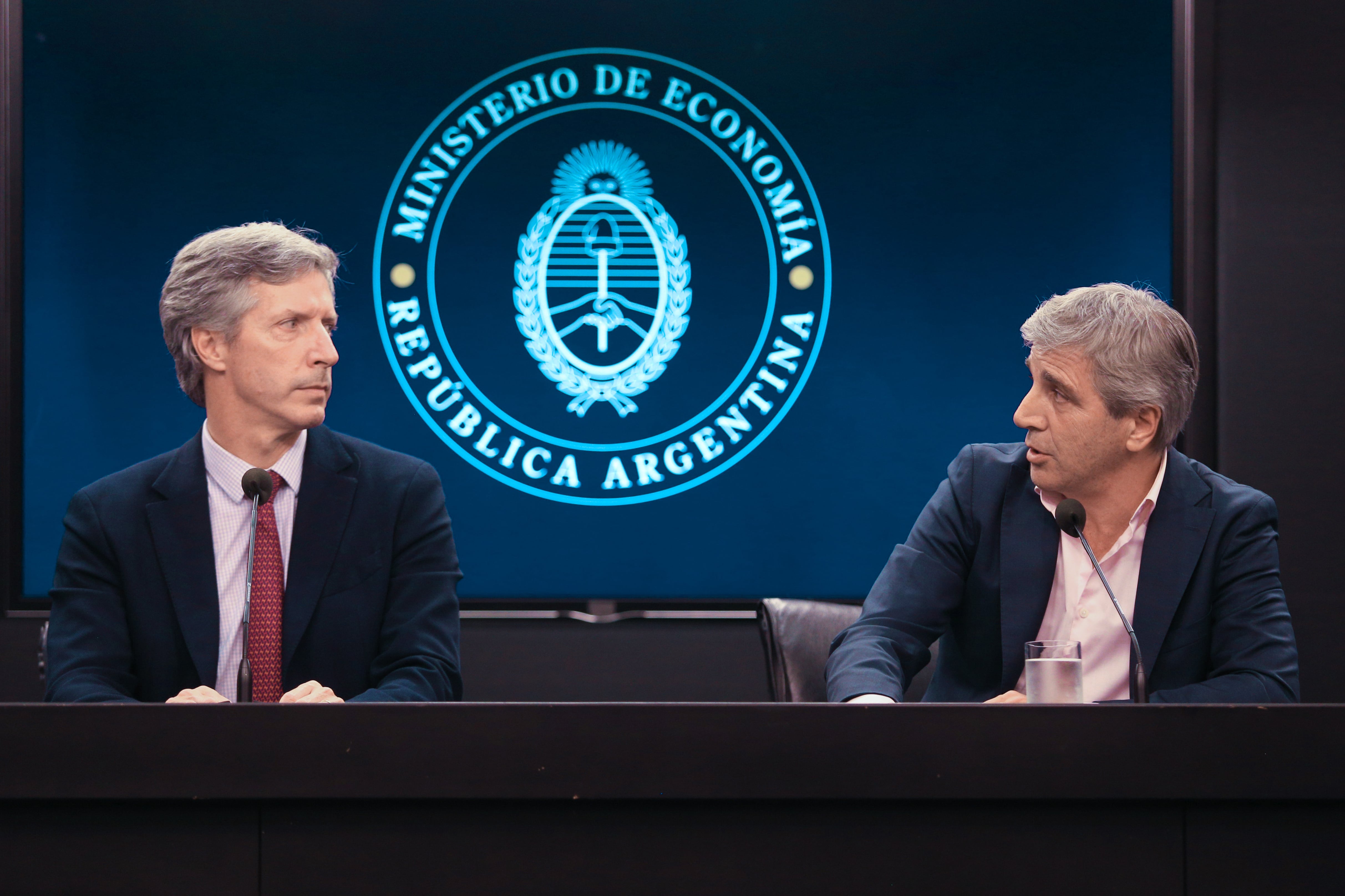 Santiago Bausili (BCRA) y Luis Caputo (Economía)