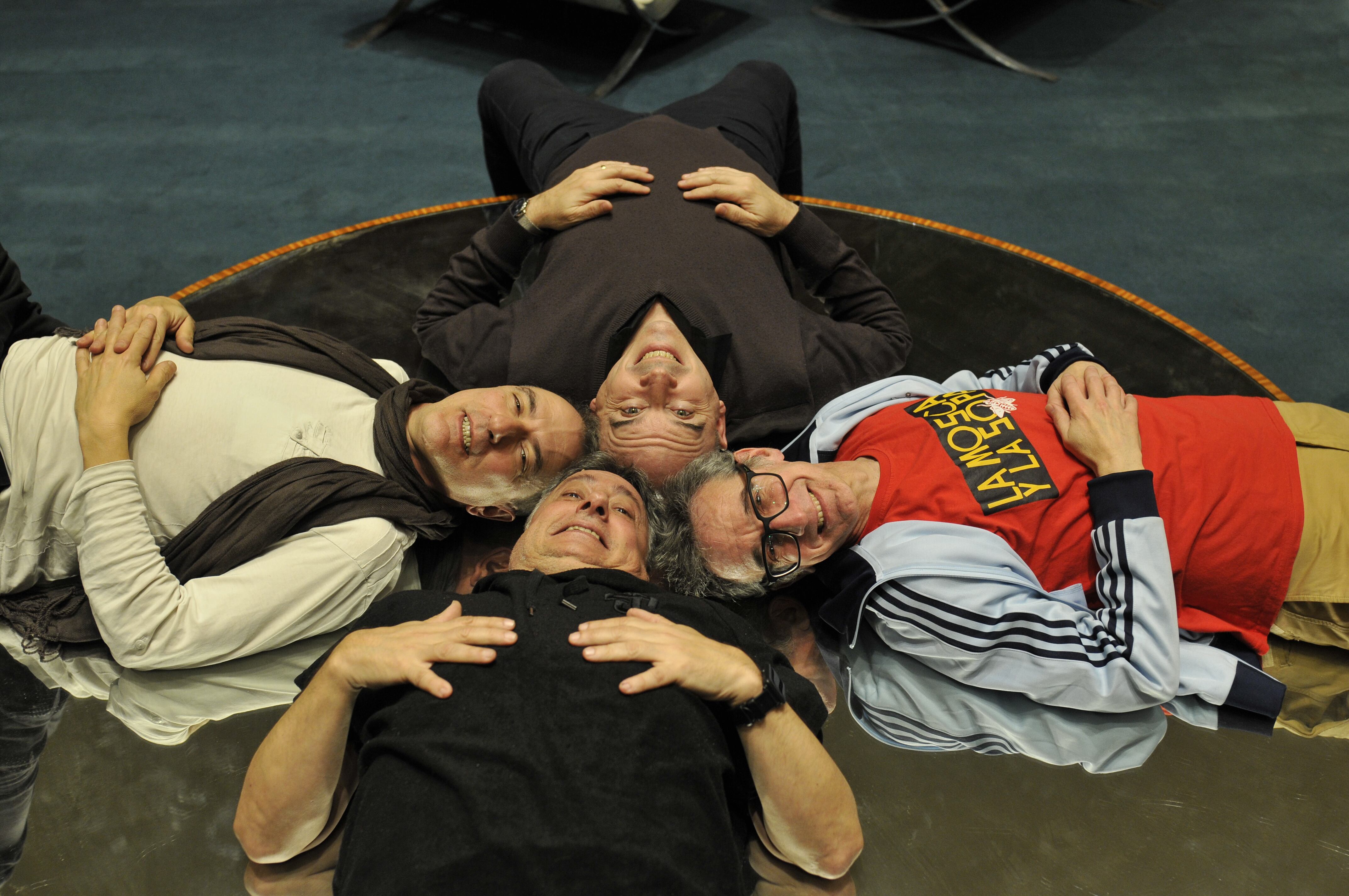 "Es género Macoco: algo de política, algo de varieté, clown, sketch, mucho rioplatense y sin cuarta pared"