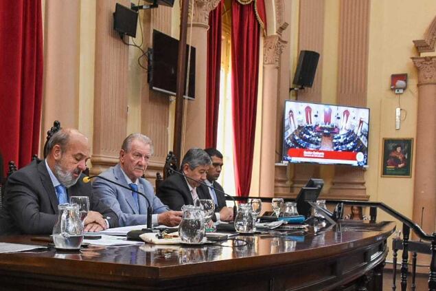 Marocco (de gris) convocó a la sesión especial