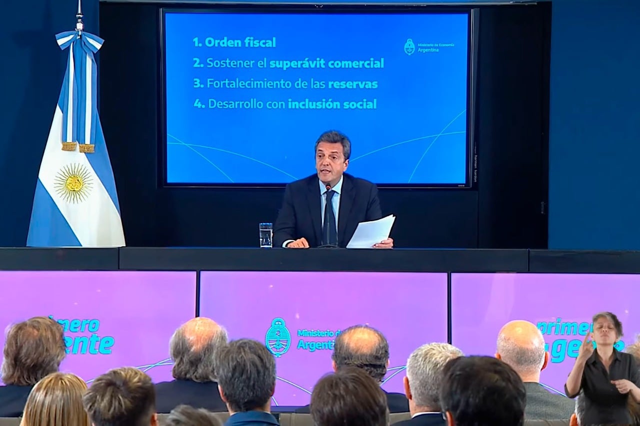 "Todos tenemos que pensar que ponemos en este  momento para  ayudar a la Argentina", sostuvo Massa.