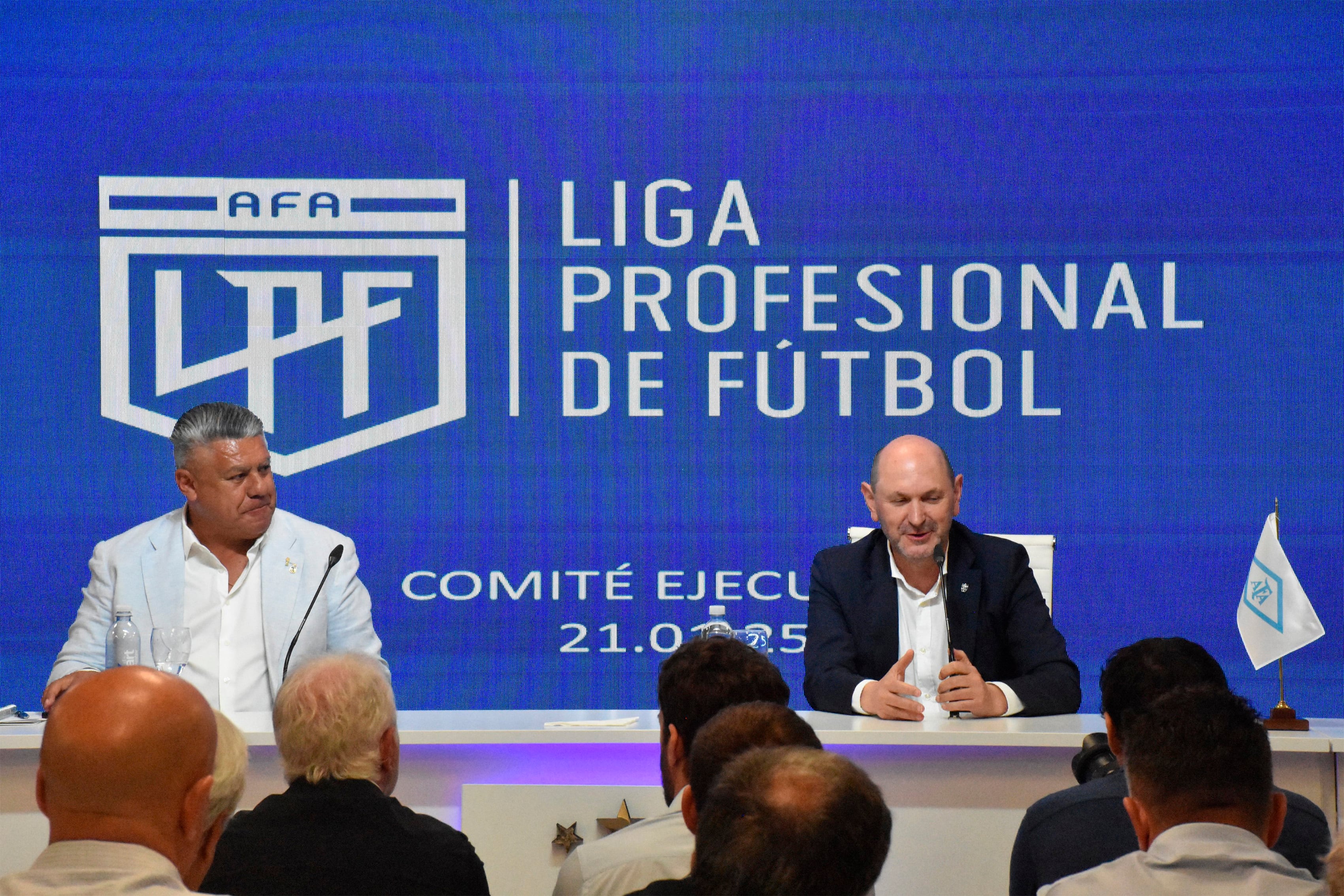 Louzán toma la palabra ante la mirada de Chiqui Tapia.