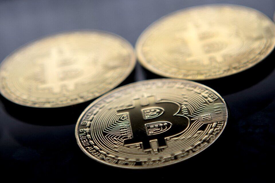 El Bitcoin bajó a 77 mil dólares.