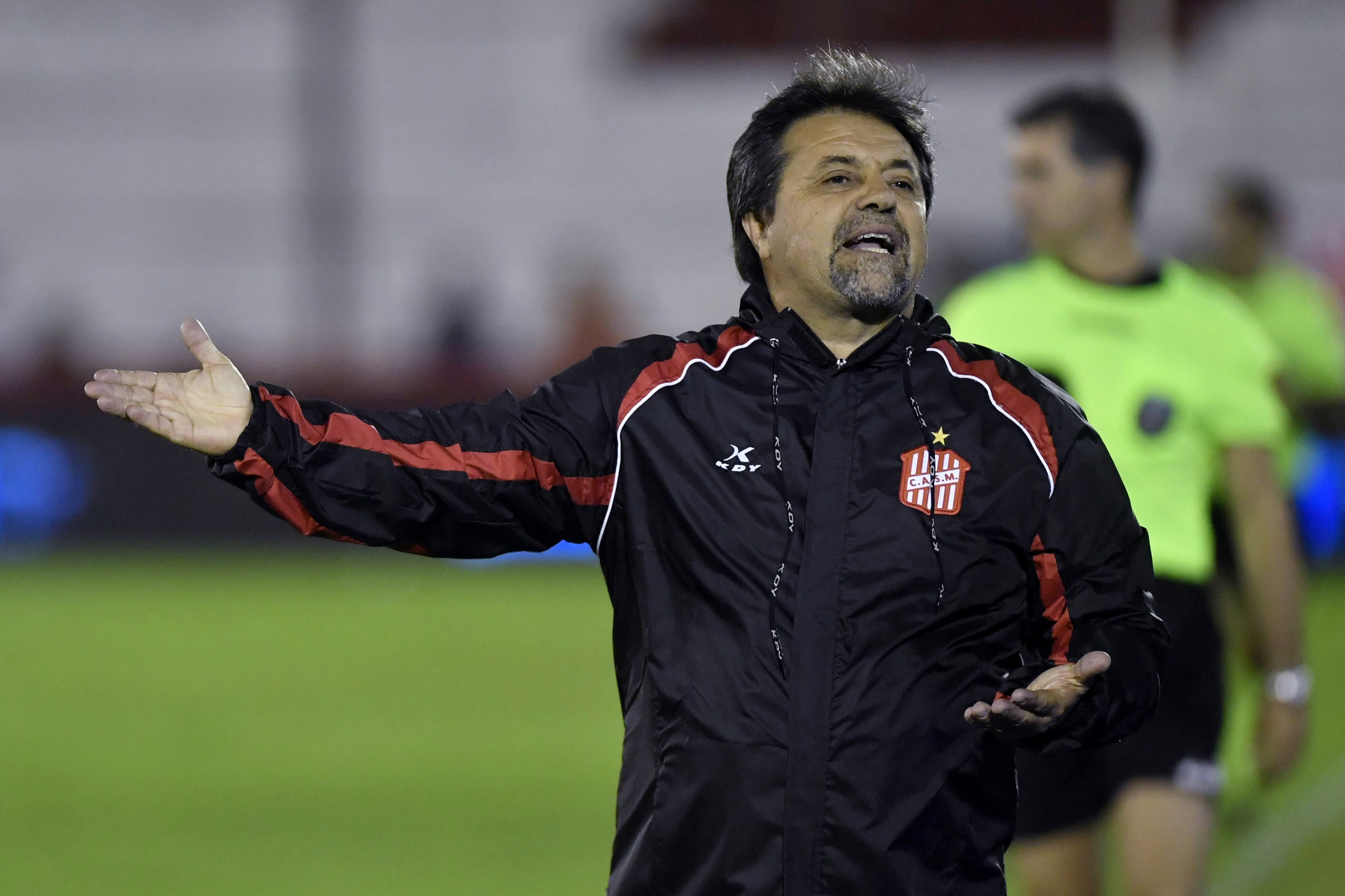Caruso Lombardi, con el buzo de San Martín de Tucumán.