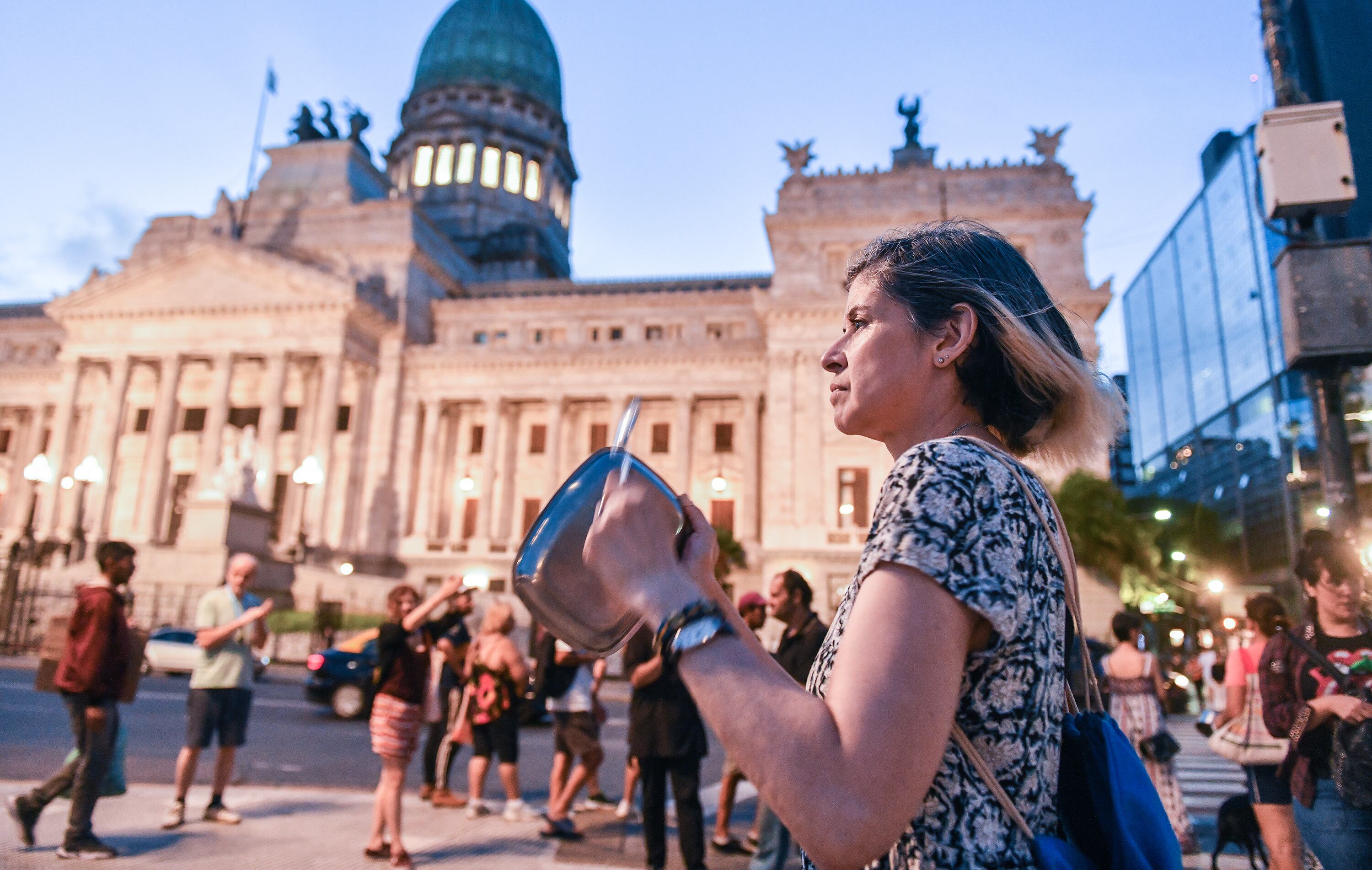Anoche, hubo una concentración frente al Congreso.