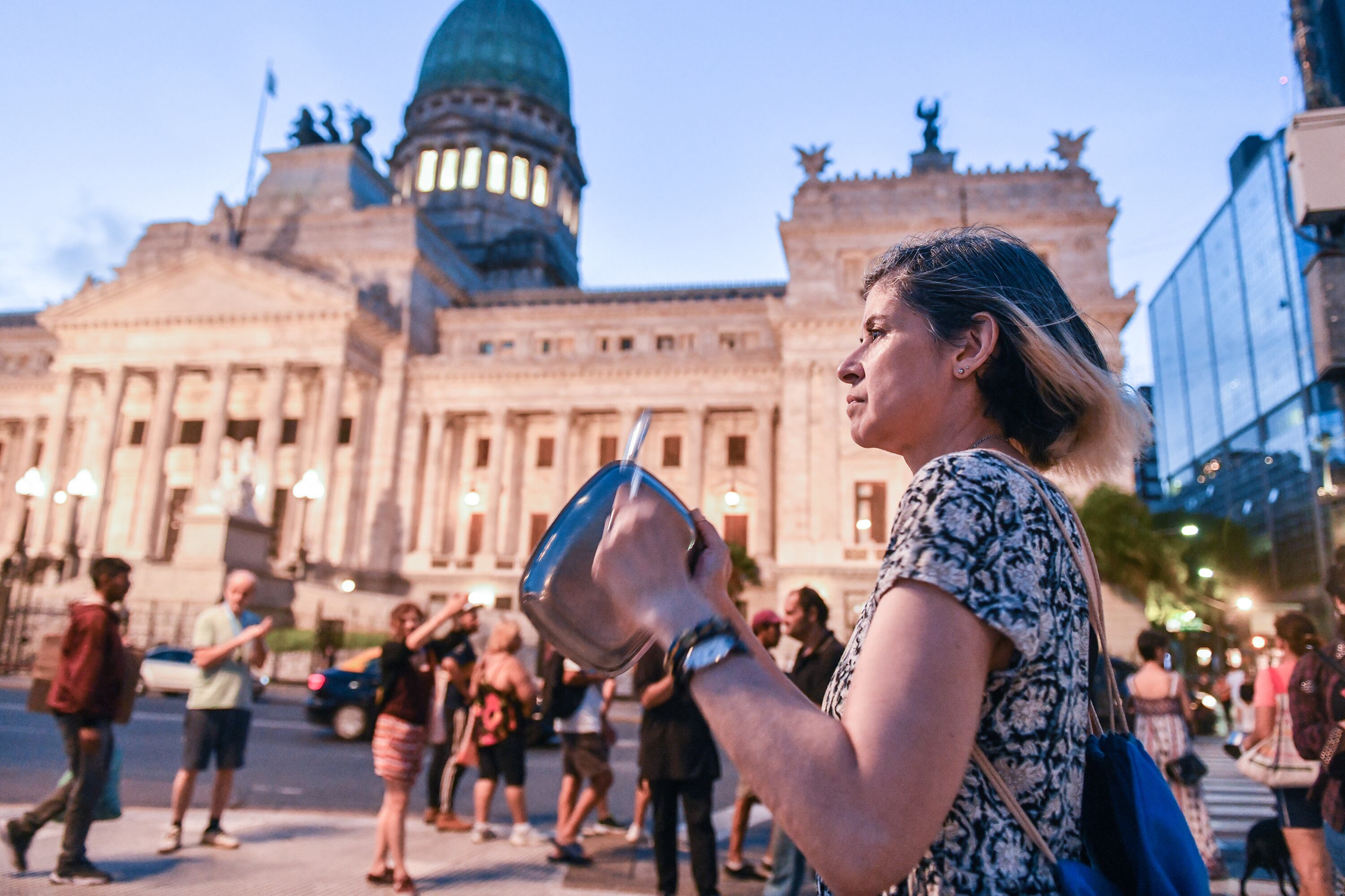 Anoche, hubo una concentración frente al Congreso.