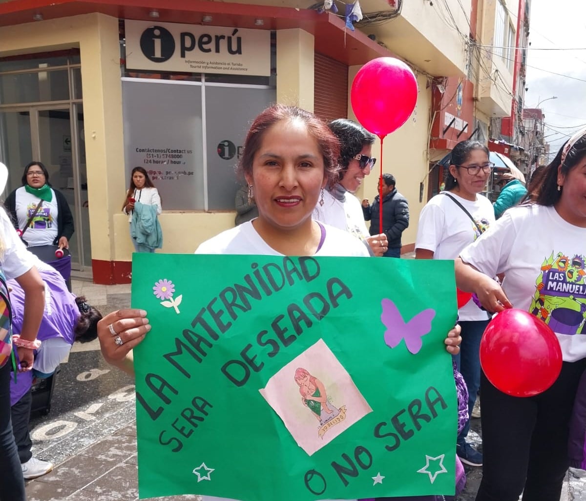 Vigilia feminista en Perú