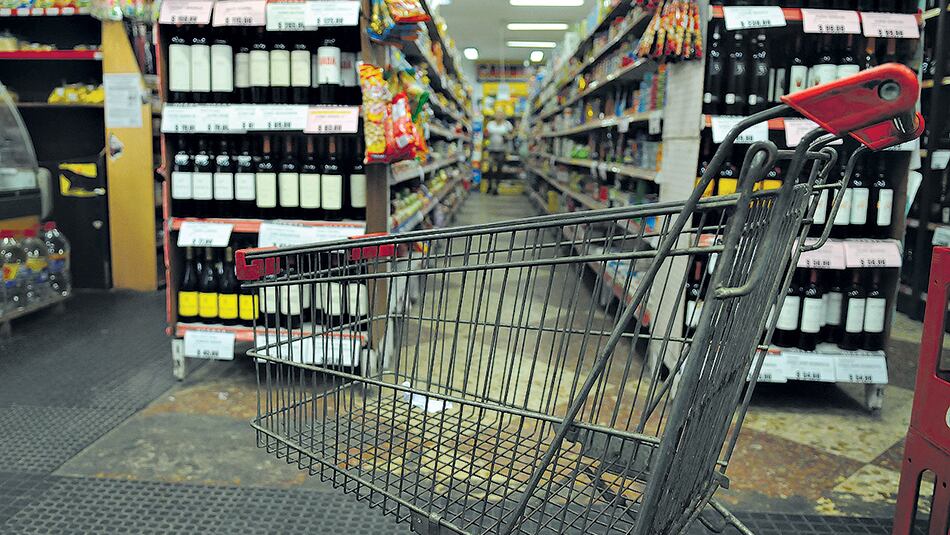 El consumo masivo sigue cayendo y acumula veinte meses seguidos en baja.