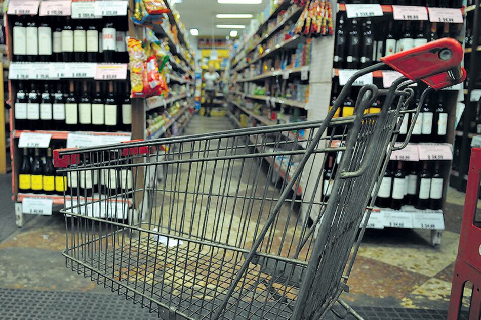 El consumo masivo sigue cayendo y acumula veinte meses seguidos en baja.