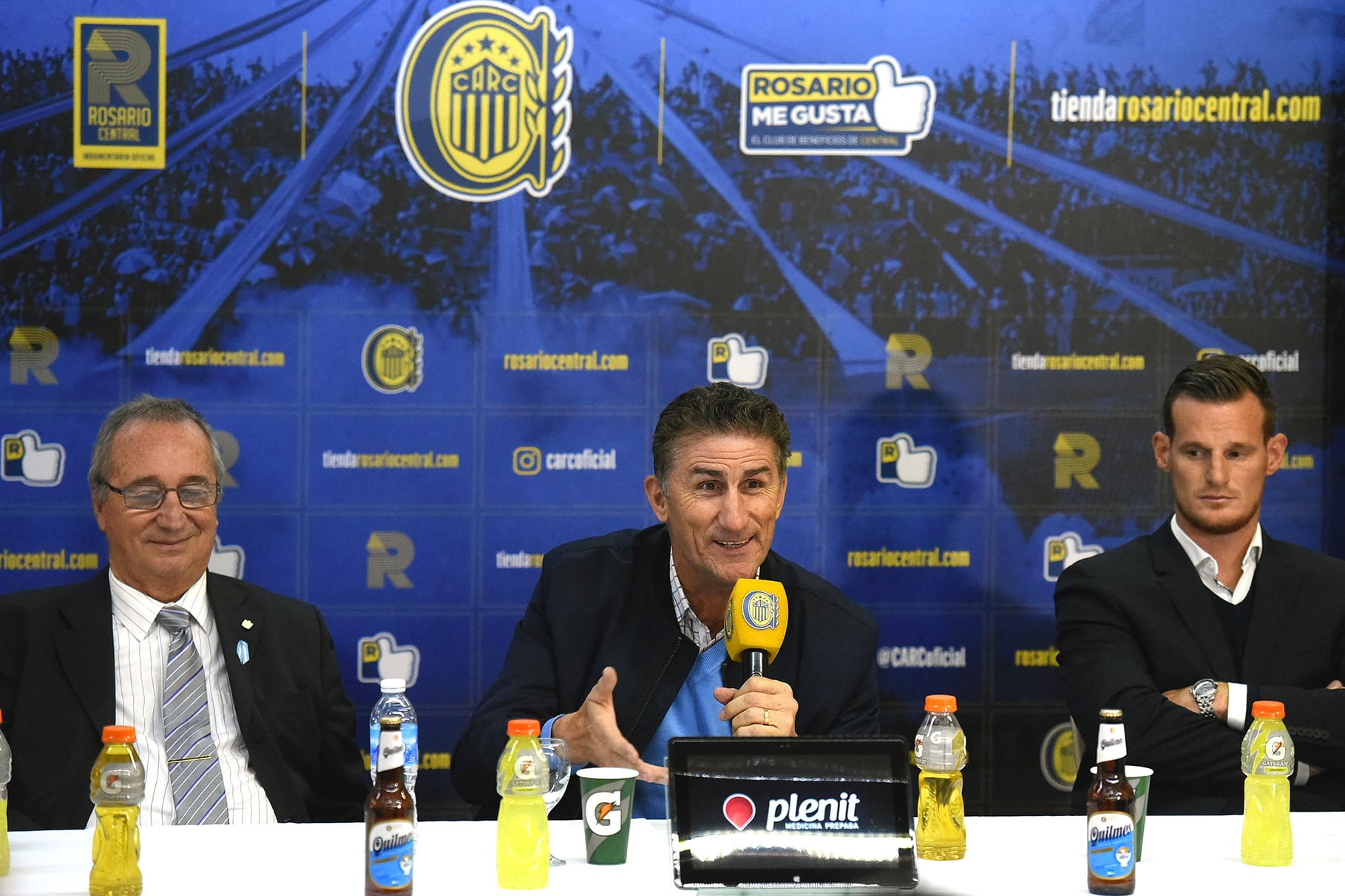 Bauza rodeado por el presidente Broglia y Cetto, el manager del club.