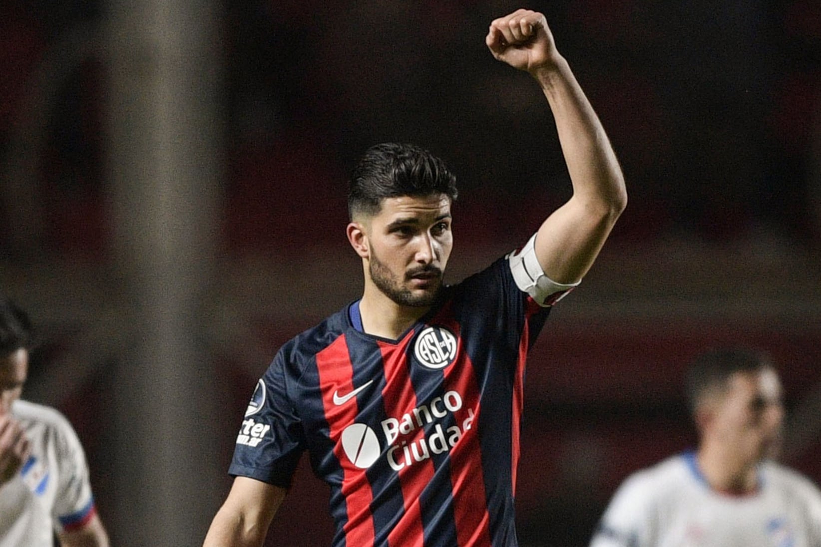 Puño en alto, Nicolás Blandi festeja el primero de los dos goles que señaló anoche.