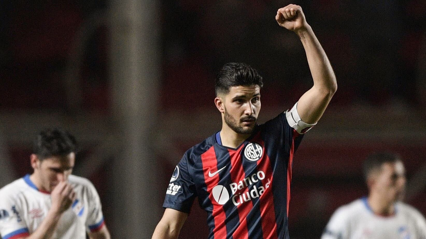 Puño en alto, Nicolás Blandi festeja el primero de los dos goles que señaló anoche.