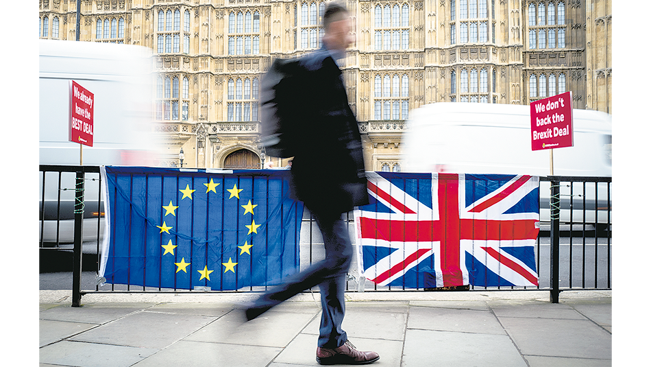 Banderas de la Unión Europea y Gran Bretaña frente al Parlamento británico en Londres.