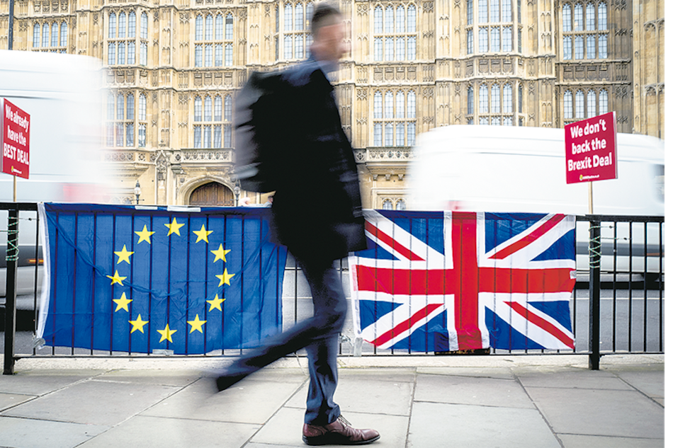 Banderas de la Unión Europea y Gran Bretaña frente al Parlamento británico en Londres.