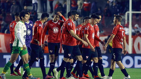 Los jugadores de Independiente se retiran derrotados del Libertadores de América.
