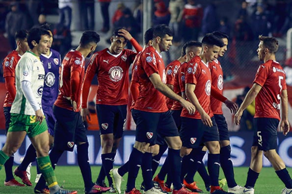 Los jugadores de Independiente se retiran derrotados del Libertadores de América.