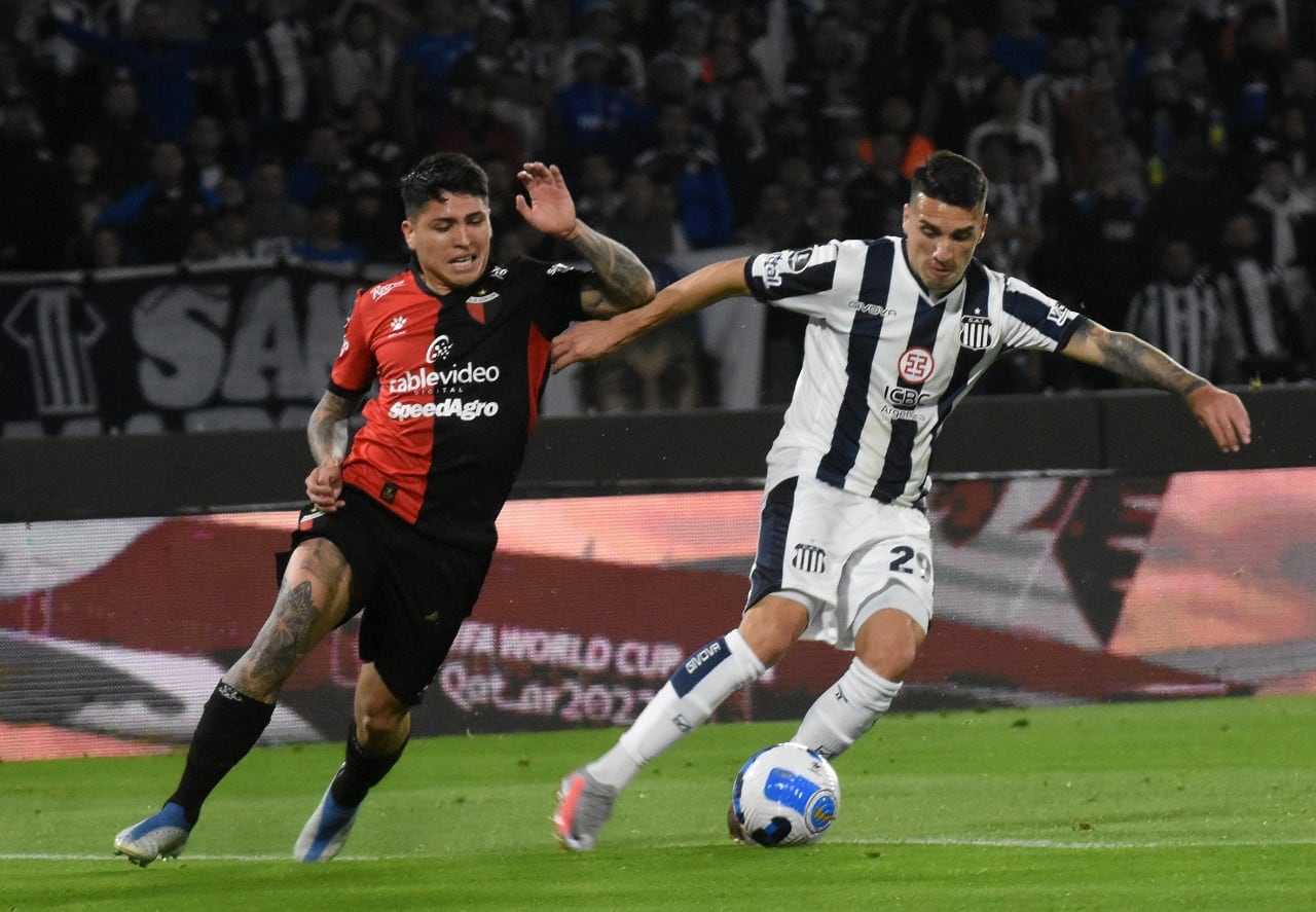 Benavídez tiene la pelota ante Novillo