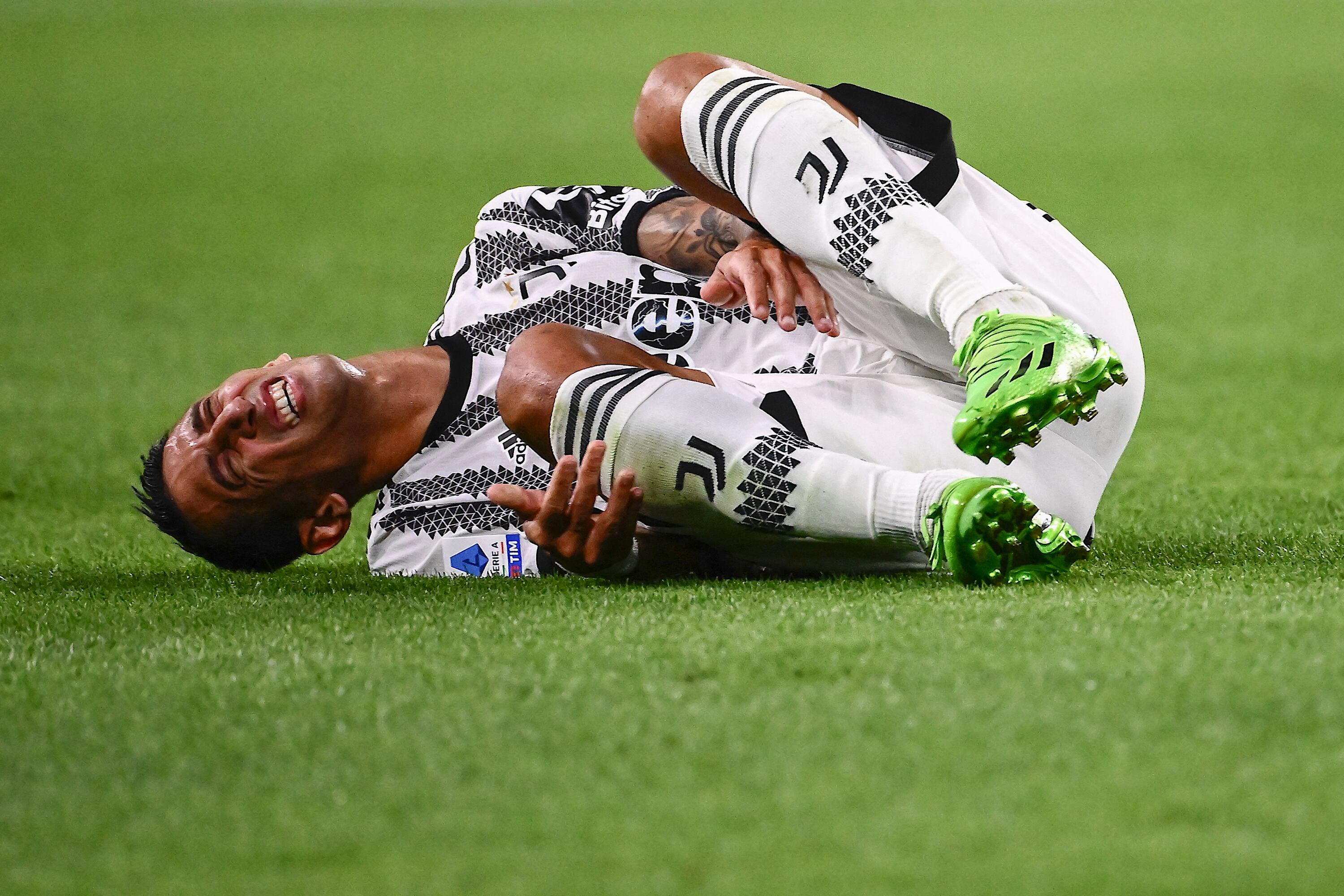 Ángel Di María en el piso tras sentir lo que finalmente se diagnosticó como una distensión menor