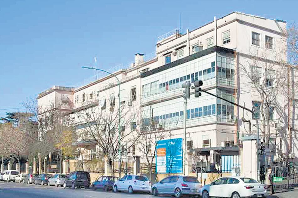 El director del Lanari, Norberto Lafos, tiene restricción de acercamiento pero sigue en el cargo.