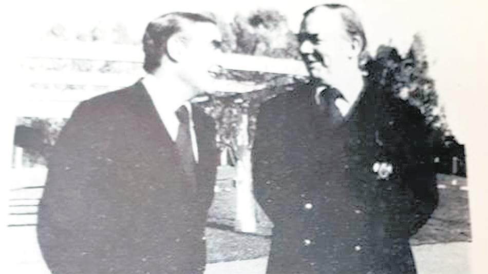 Emilio Eduardo Massera y Carlos Alberto Lacoste, los marinos que se adueñaron del fútbol argentino.