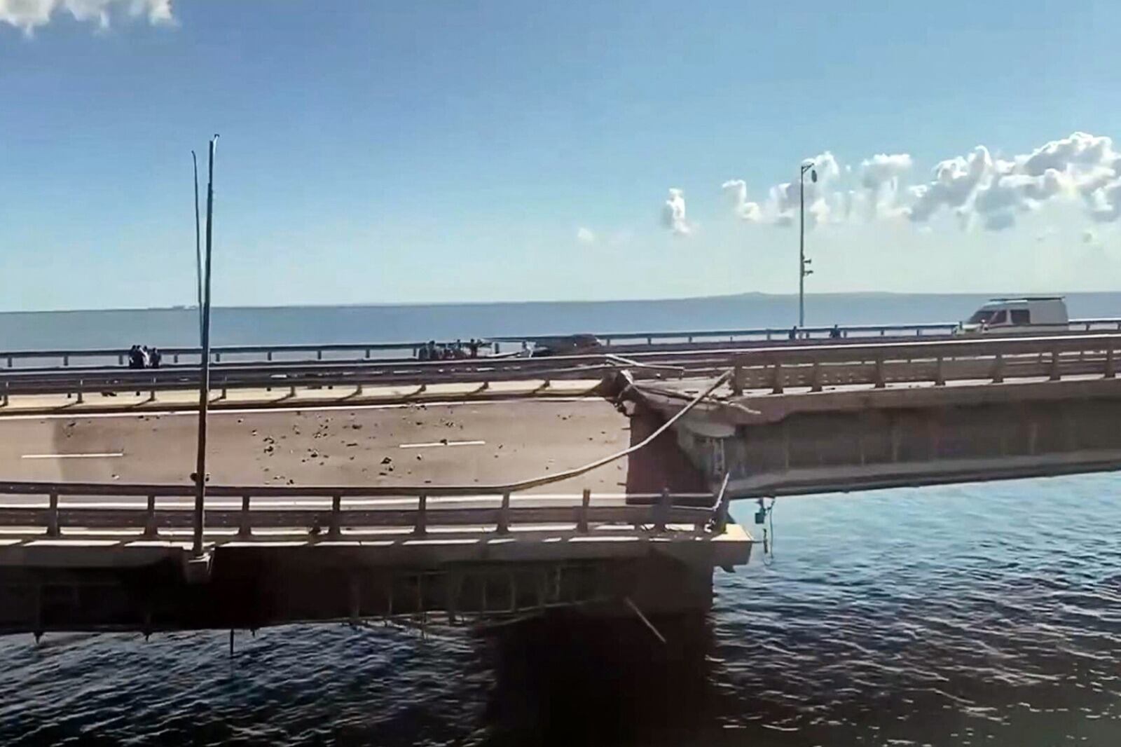 Una vía del puente de Crimea fue dañada. 