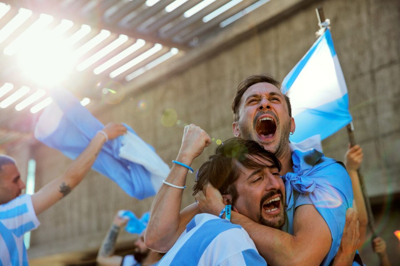 Los hinchas argentinos simbolizan su alegría con el abrazo