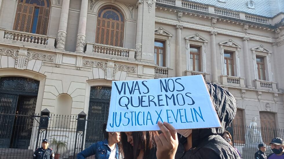 Dolor y bronca en Jujuy por el femicidio de Evelin Marlene Farfán ...