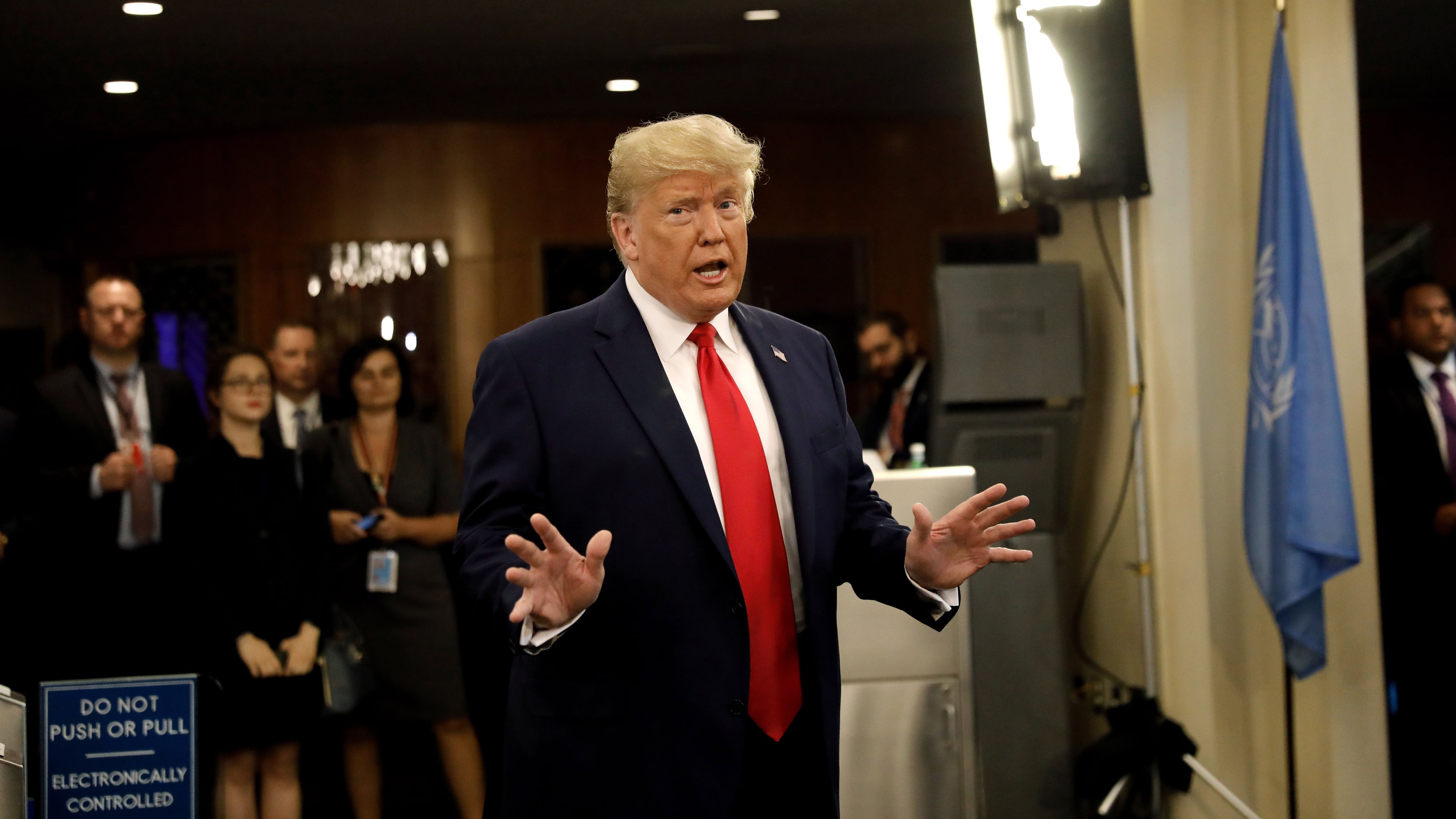 Trump apareció sorpresivamente en medio de la cumbre climática. 