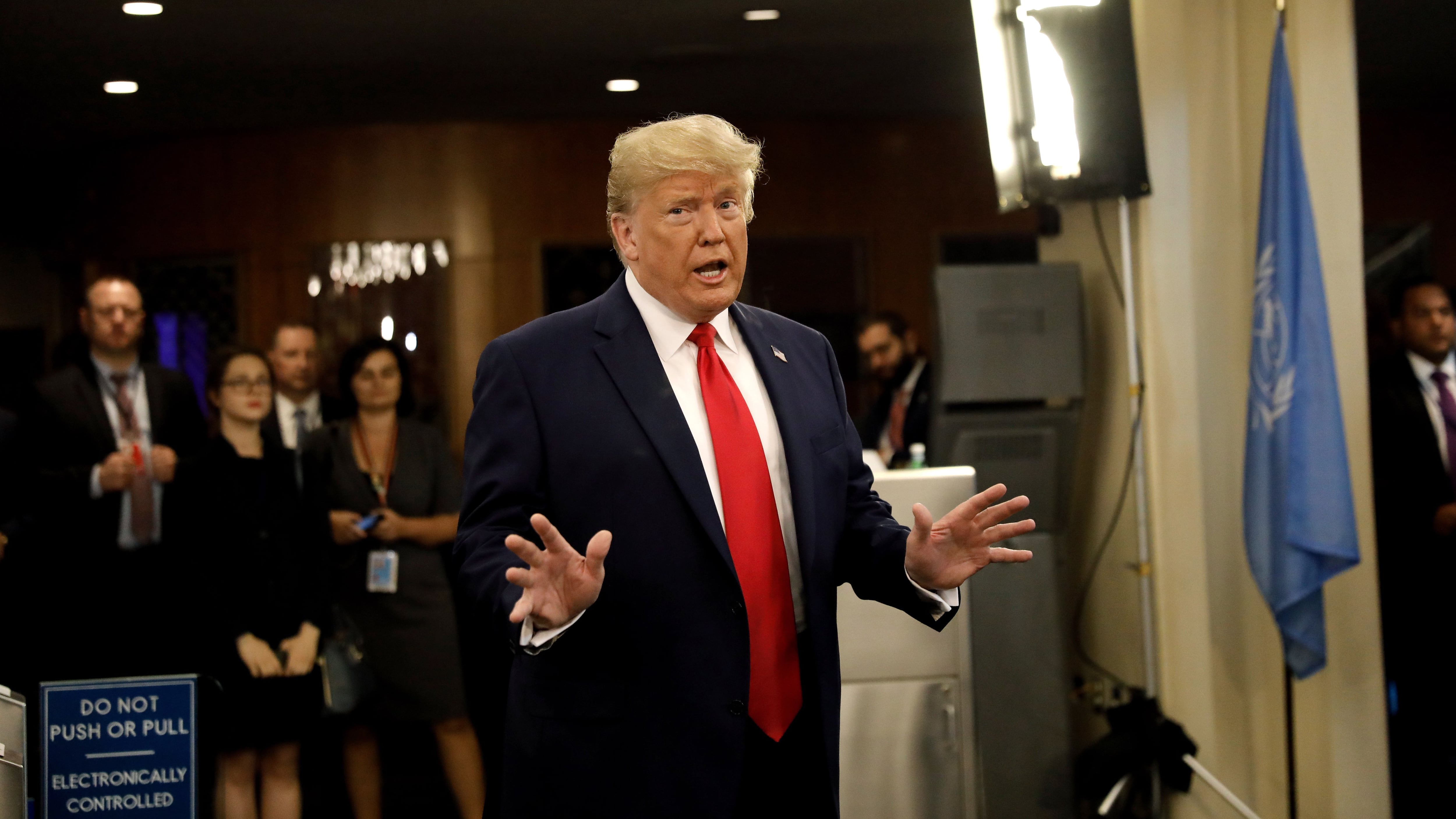 Trump apareció sorpresivamente en medio de la cumbre climática.