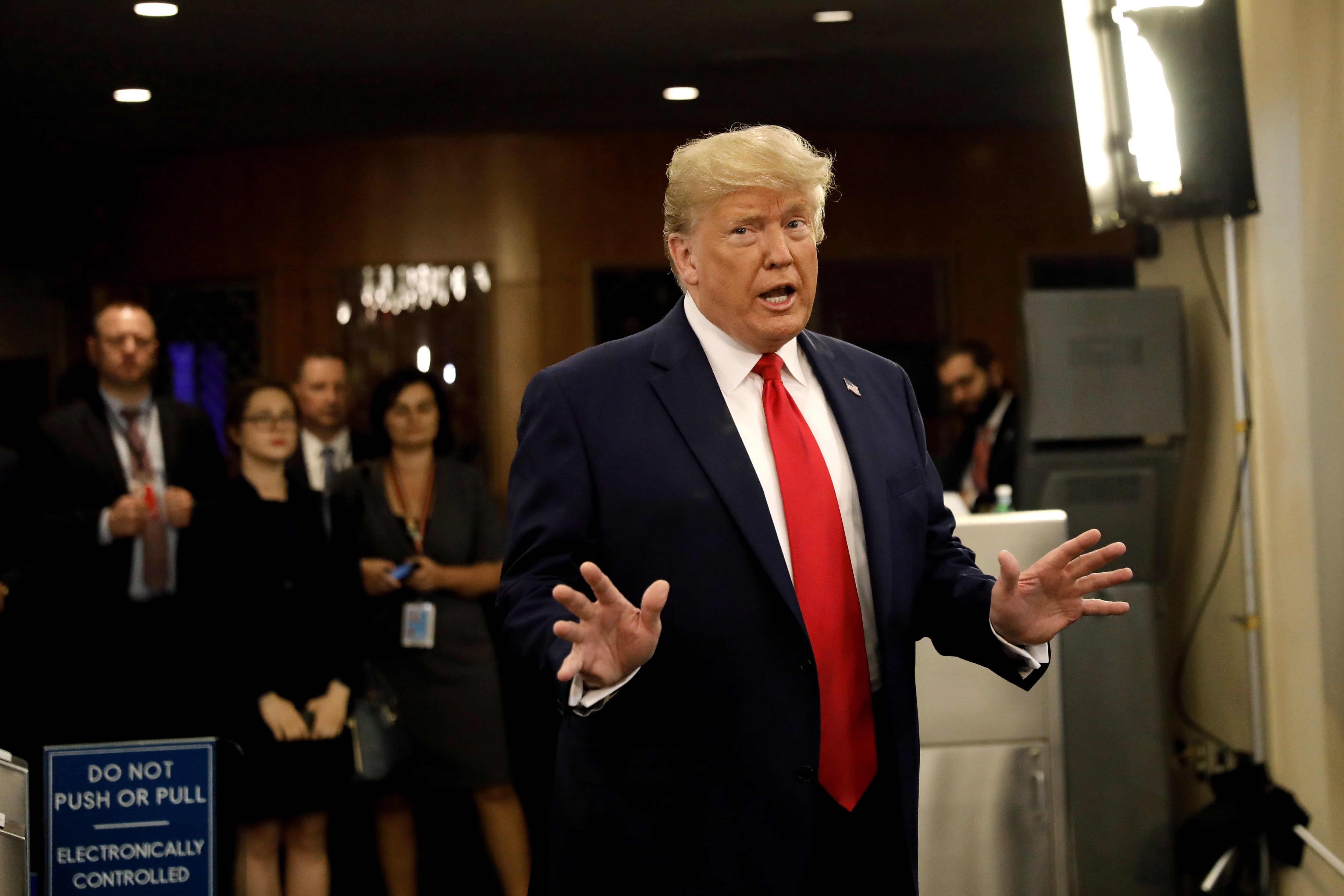 Trump apareció sorpresivamente en medio de la cumbre climática.