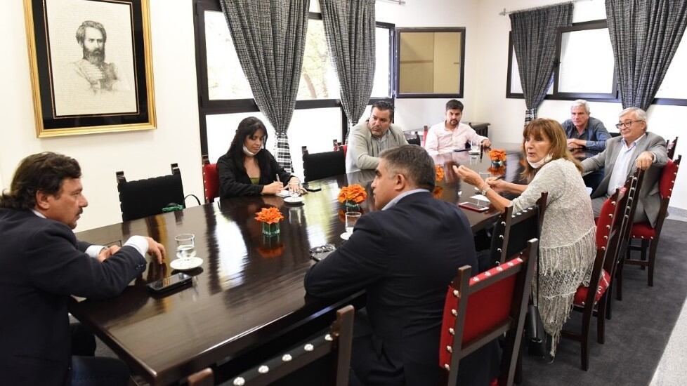 Diputados nacionales con el gobernador