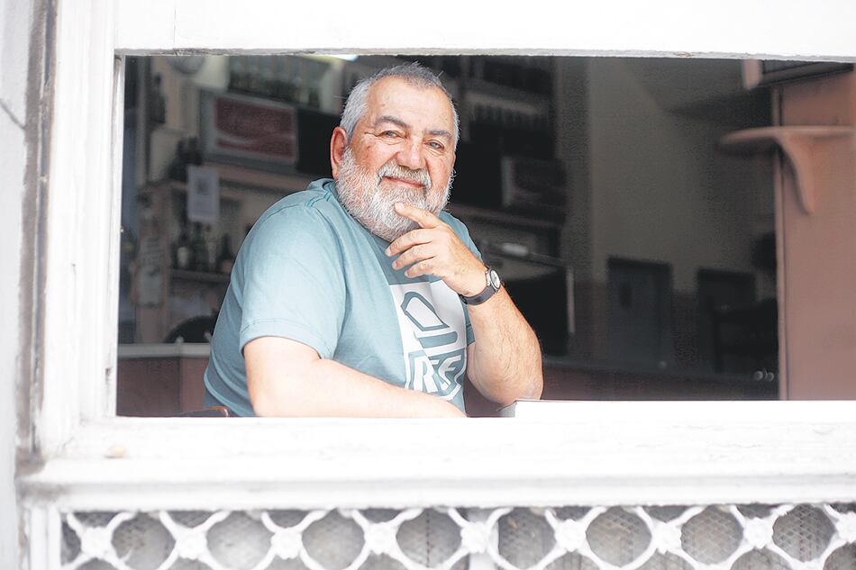 Carlos Hugo Sánchez en el histórico bar Roma, en el Abasto. 