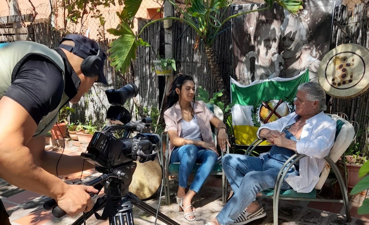 Pancho Cabral junto a la bandera de La Chaya entrevistado en su patio de La Rioja. 