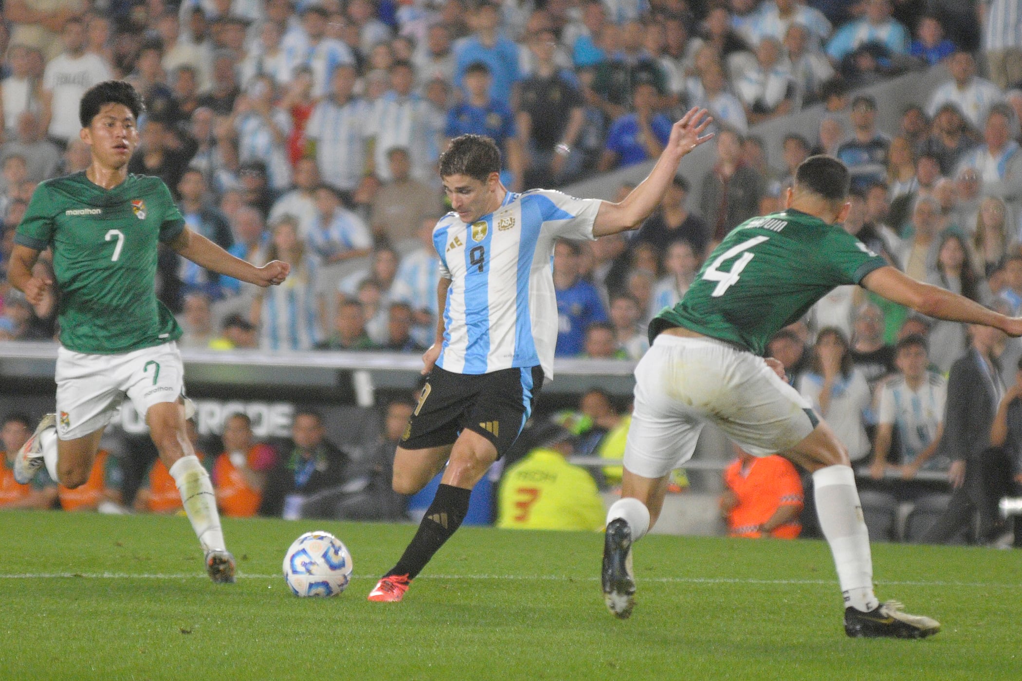 Julián Alvarez tuvo un gran partido, esta vez lejos de la posición de nueve.