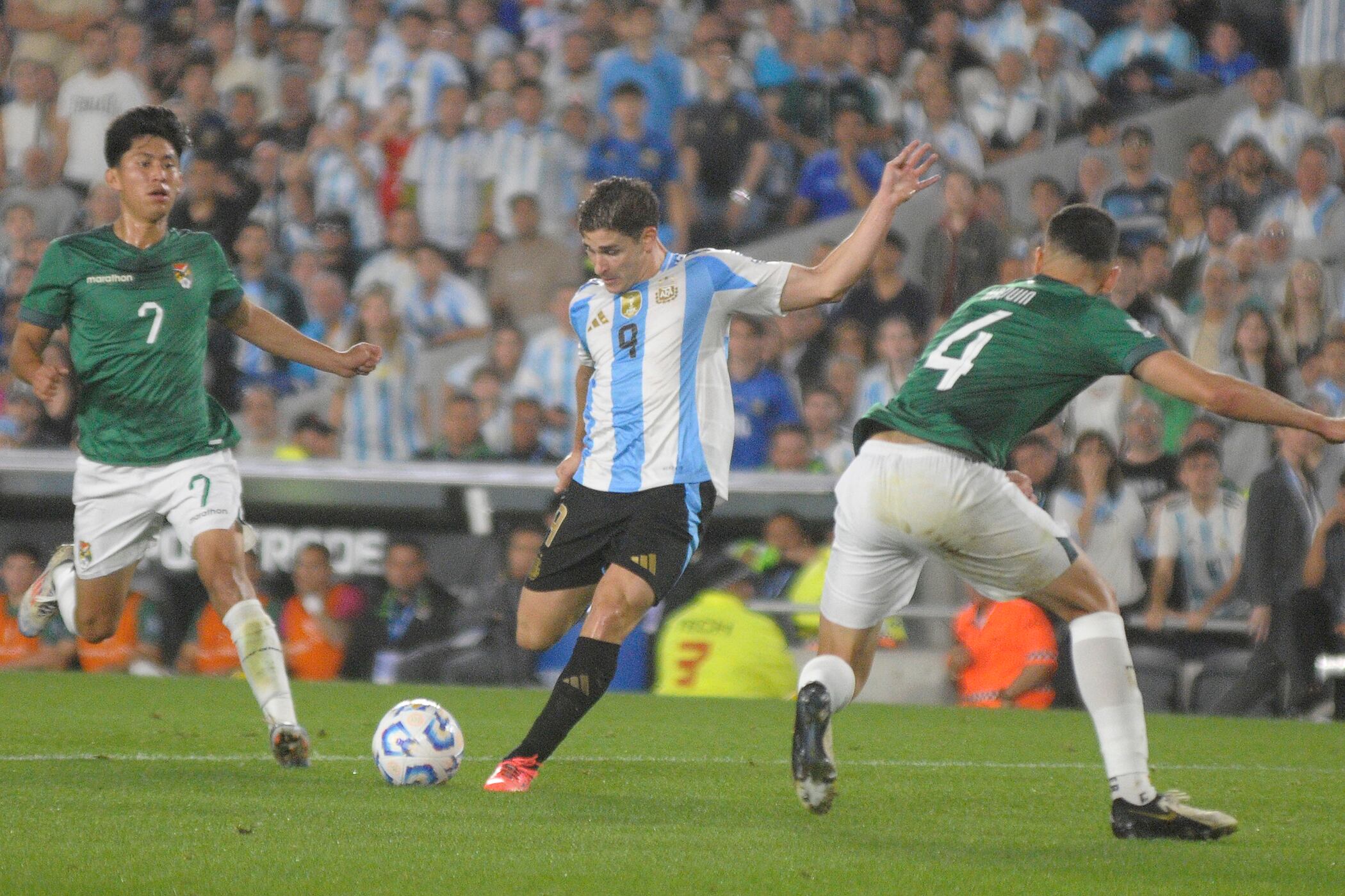 Julián Alvarez tuvo un gran partido, esta vez lejos de la posición de nueve.