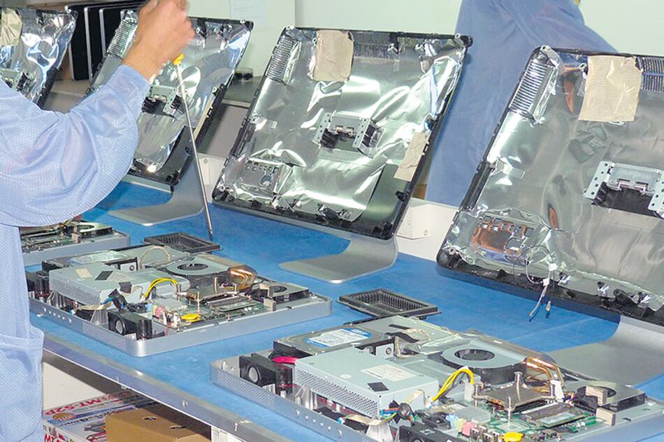 Productos eléctrico-mecánicos, informática y manufacturas cayeron 13,5 por ciento.