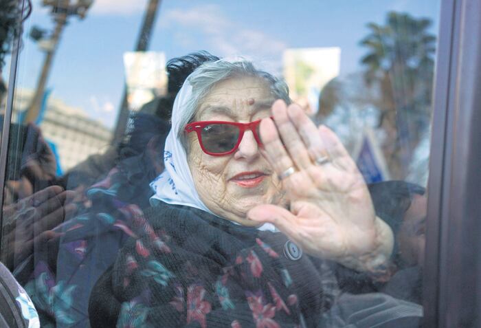 Hebe de Bonafini esperó a los síndicos cocinando en la sede de la Asociación Madres de Plaza de Mayo.