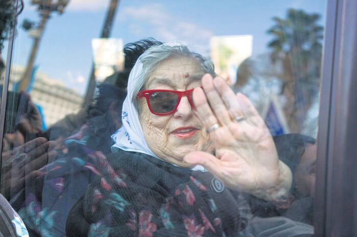 Hebe de Bonafini esperó a los síndicos cocinando en la sede de la Asociación Madres de Plaza de Mayo.